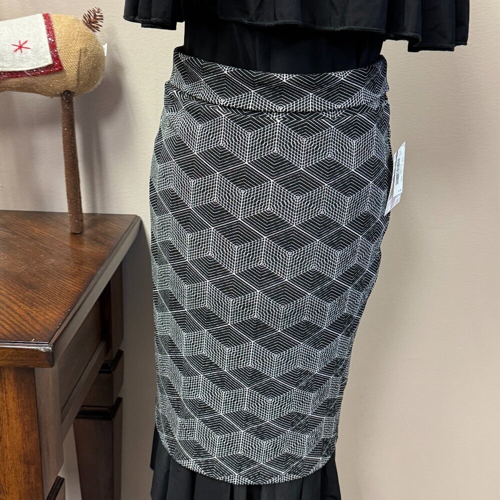 LuLaRoe Cassie Pencil Skirt Black and White Geometric Pattern NWT size M
